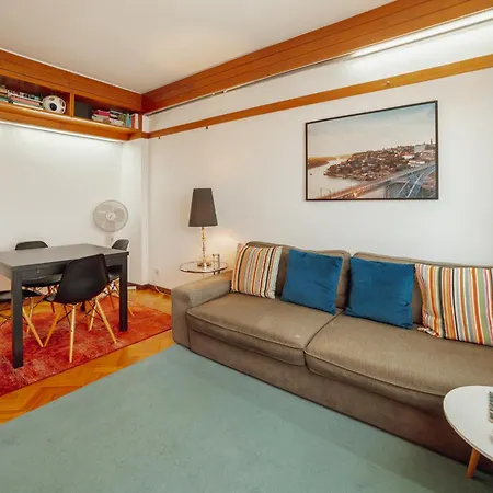 アパート Downtown Classic With Terrace By Vacationy *