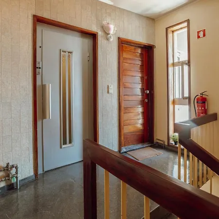 Downtown Classic With Terrace By Vacationy Apartment